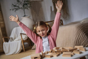 medium-shot-girl-playing-memory-game