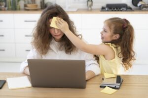 Kryzys rodzicielski – czy to już wypalenie rodzicielskie? Jak rozpoznać sygnały ostrzegawcze? mother-daughter-spending-time-together (1)